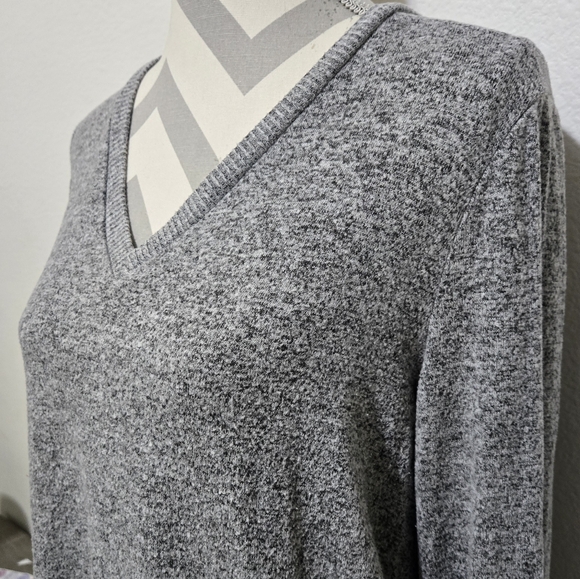 LUCKY BRAND Gray V-Neck Sweater Long Sleeve Lightweight Preppy Size Medium - Picture 8 of 16